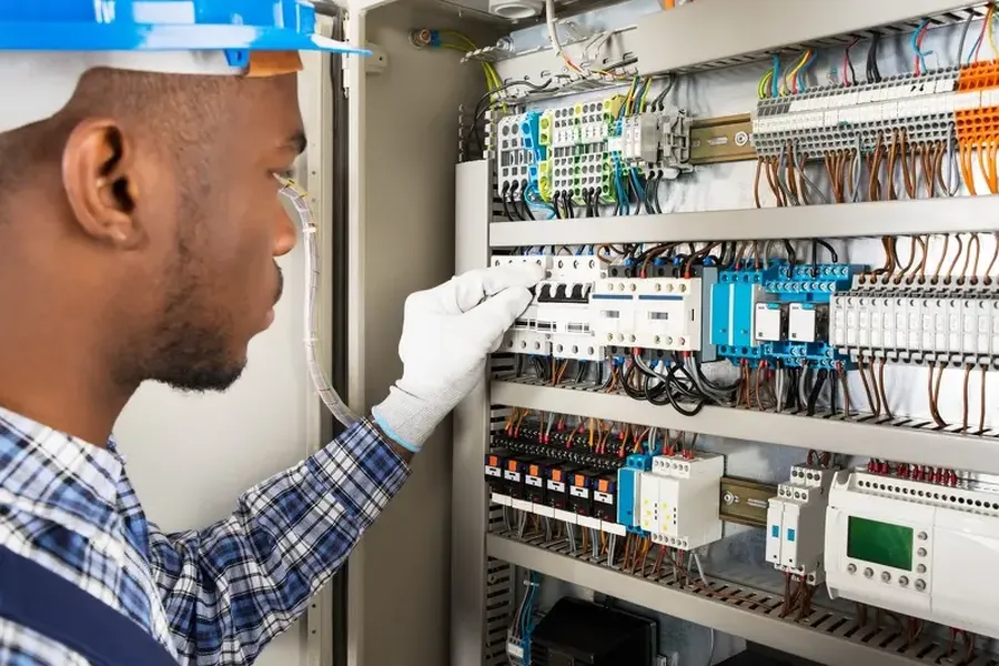 When To Call An Electrician For Electrical Troubleshooting in Thornhill, ON